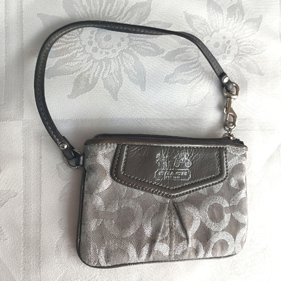 Coach Wristlet with Horse  & Carriage Logo Purple Lining Zipped Top 4 x 6 Silver - Picture 1 of 9